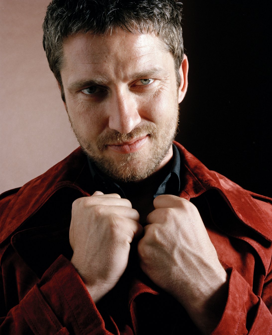 Gerard butler. Джерард Батлер 2004. Джерард Батлер фотографии. Gerard Butler young. Джерард Батлер в детстве.